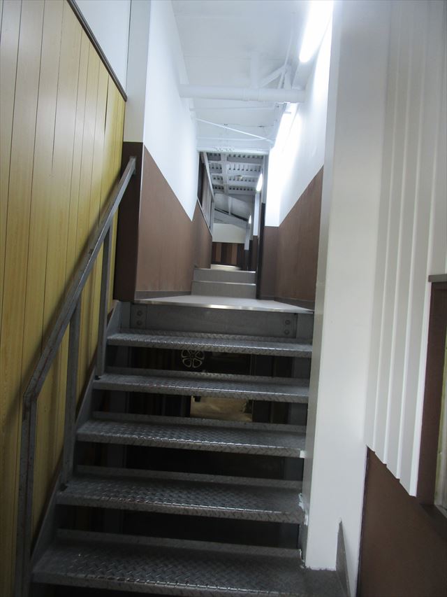 縞鋼板の階段
