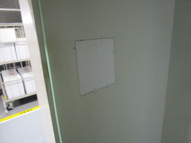 神戸市で施設の壁が破損したので、塗装で原状復旧しました。