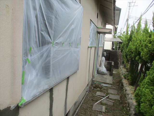 奈良市で平屋建ての外壁下塗りとコーキングをおこないました。