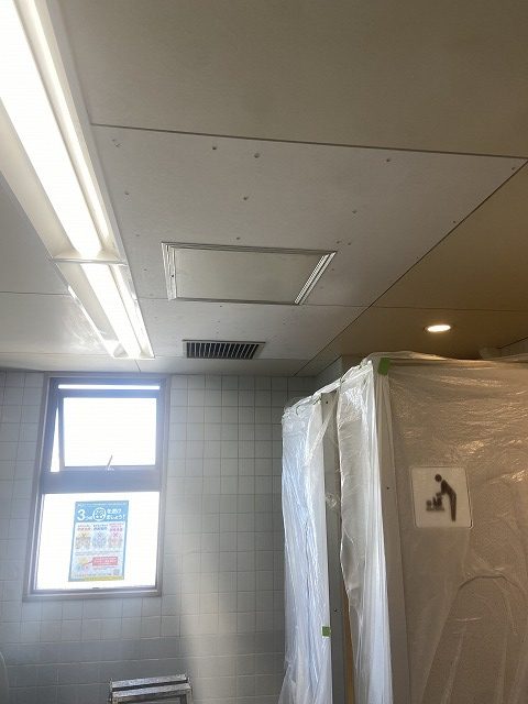 大阪府摂津市にある施設でトイレ内の天井塗装を行いました。