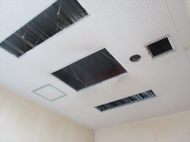 摂津市の事務所内で元々喫煙室のヤニ汚れの天井を塗装しました