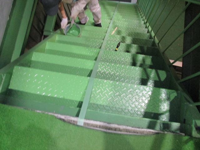 大阪市鶴見区の事務所内にある鉄部階段を6年ぶりに再塗装しました