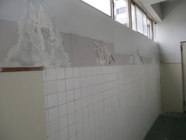 京田辺市にあります会社のトイレ～通路の内壁のケレン清掃作業を行いました