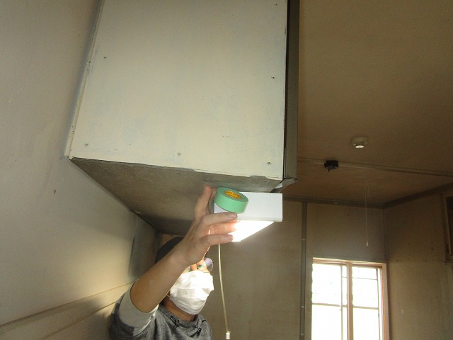 大阪市鶴見区にある集合住宅の空き室で塗装する所の養生・パテ作業を行いました