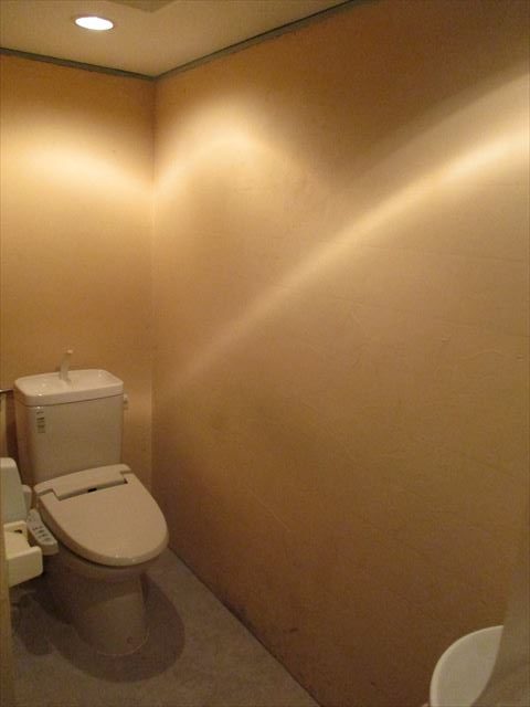 豊中市で退去した店舗内のトイレ壁と厨房の床を塗装工事しました。