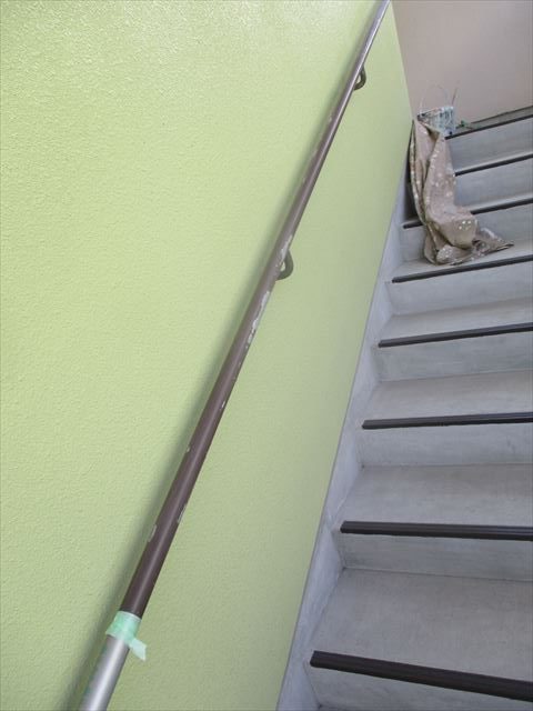 大阪市旭区で集合住宅の外部階段手すりの塗装工事を行いました。