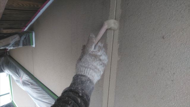 大垣市の和風住宅で外壁の中塗り上塗り、樋塗装とエアコンカバーの塗装を行いました