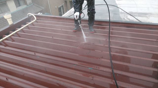 岐阜市でソーラーパネルが設置してある折半屋根の塗装工事