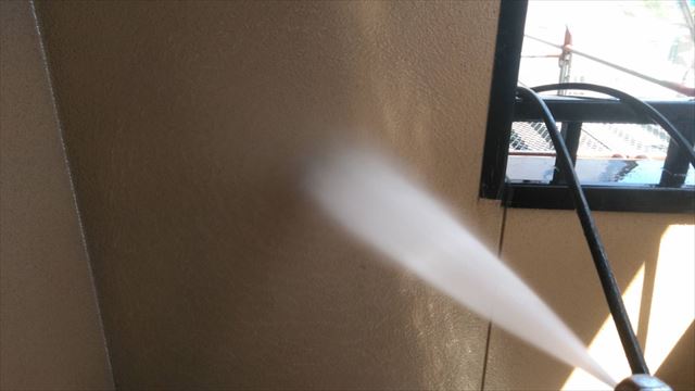 羽島市でリシン壁の住宅で高圧洗浄を行いました
