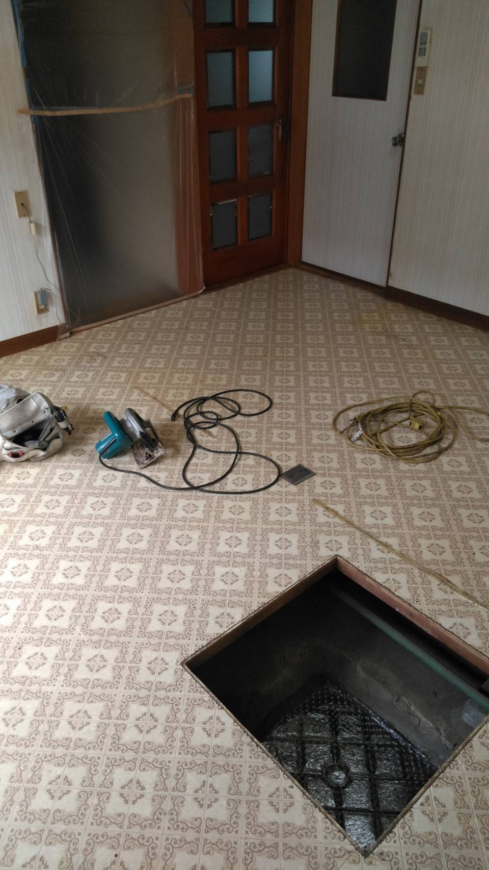 春日井市でキッチンの床貼り替え工事を行いました。