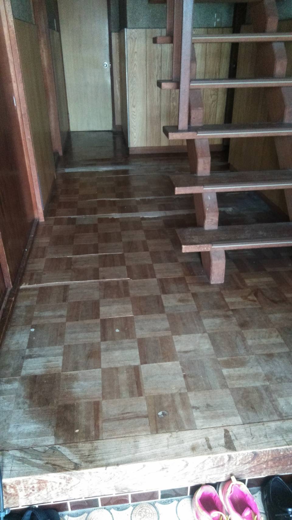 安八町で玄関ホールの床貼り工事を行いました。