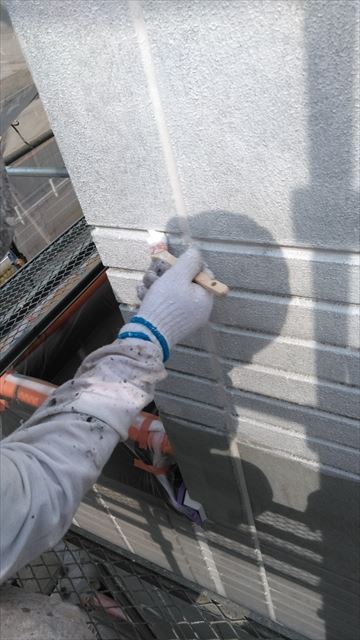 大垣市墨俣町３階建て住宅の外壁塗装工事下塗り作業