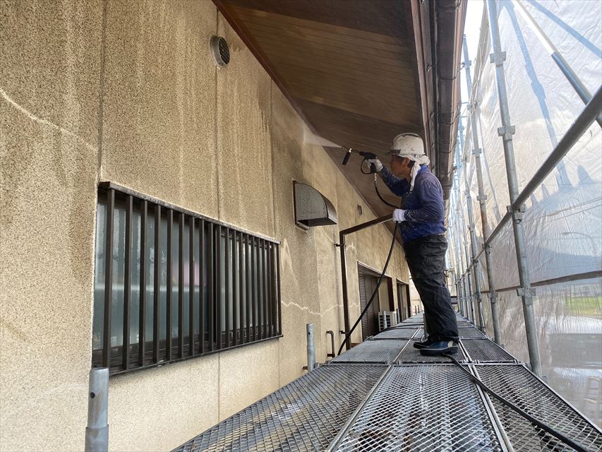 海津市内の公民館で外壁塗装工事が始まりました。（高圧洗浄）等