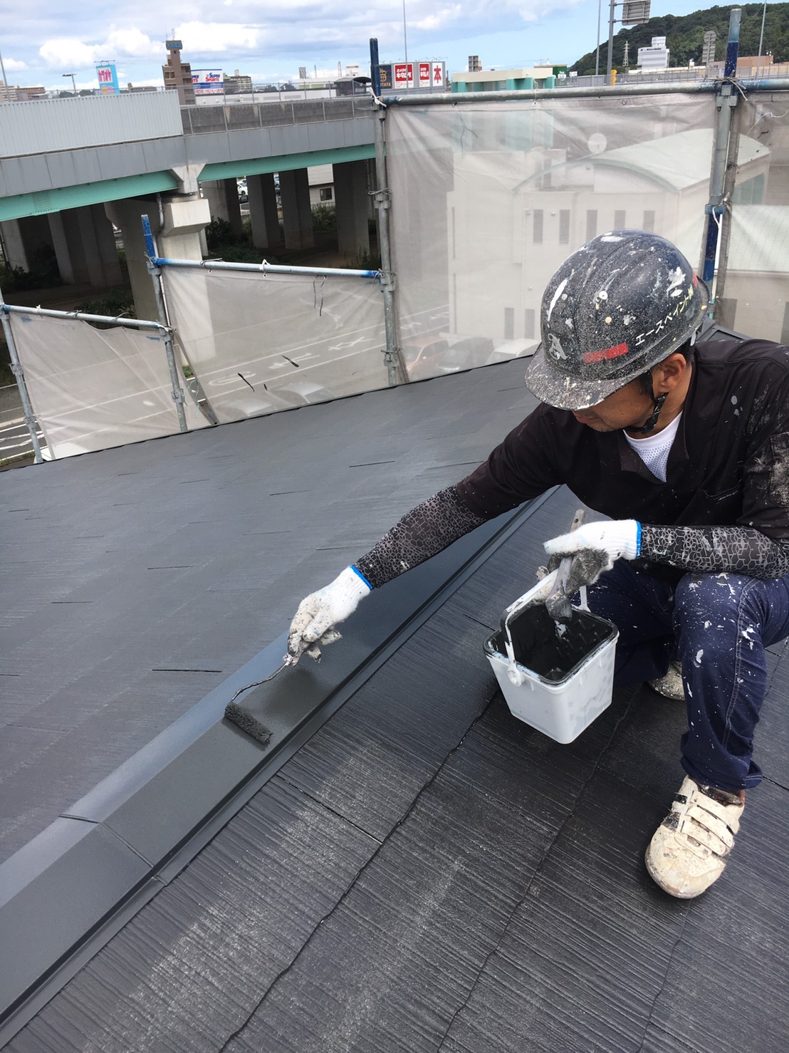 大分市光吉｜超低汚染リファイン500MF-IRで屋根上塗りです　