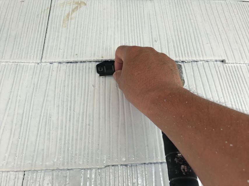 土岐市で下屋根にタスペーサーを入れ遮熱塗料で中塗りをしました