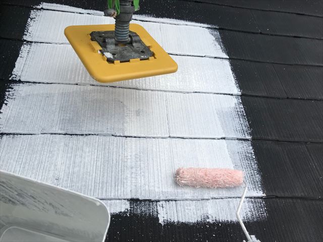 屋根の下塗り１回目塗装です