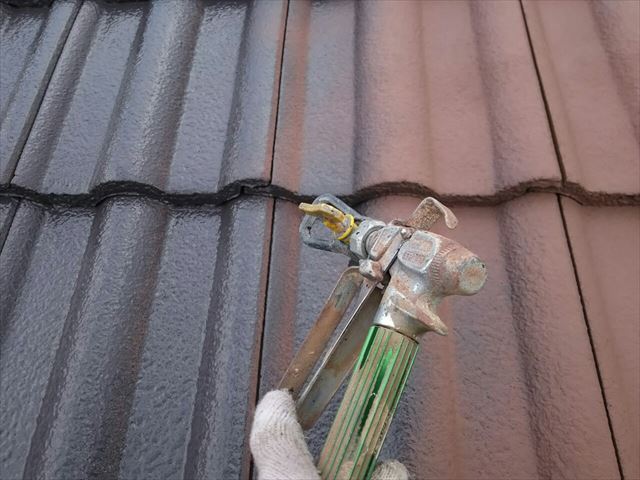 モニエル瓦屋根の中塗り塗装です