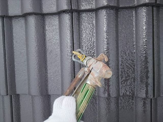 モニエル瓦屋根の上塗り塗装です
