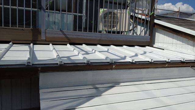 瓦棒屋根の下塗り塗装