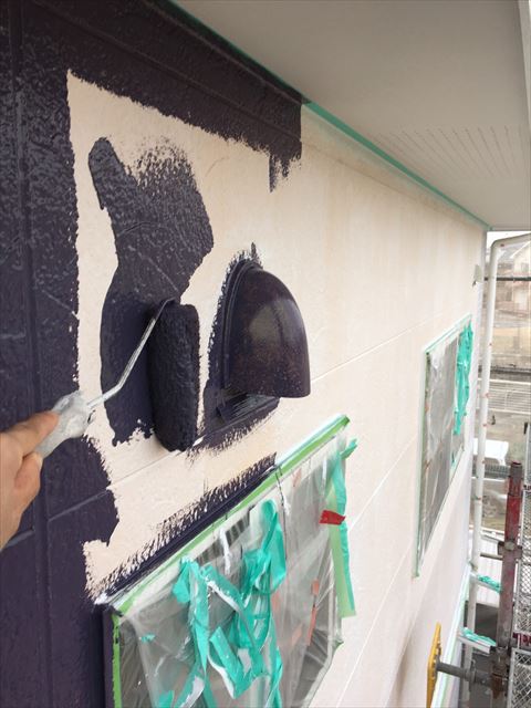 多治見市小名田町で超低汚染塗料で外壁の中塗り塗装とベランダの簡易防水工事です