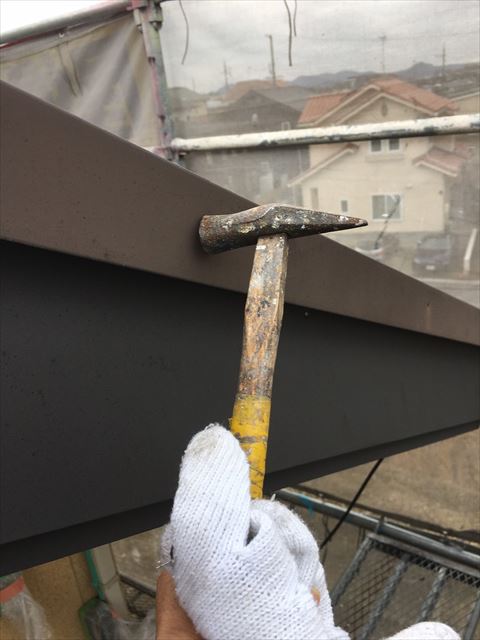 可児市桜ケ丘で屋根の塗装の前に亀裂や隙間の補修をおこないます