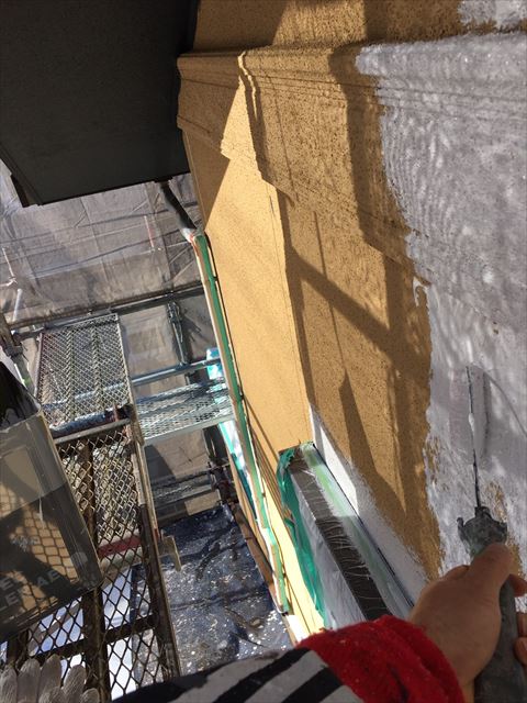 可児市桜ケ丘で外壁の下塗り塗装と屋根の中塗り塗装です