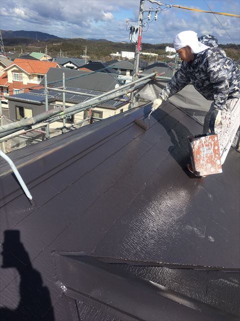可児市桜ケ丘で遮熱塗料で屋根の上塗り塗装、外壁の中塗り塗装です