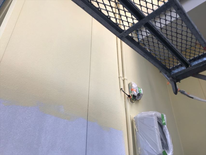瑞浪市で最高級断熱塗料ガイナで外壁塗装、中塗り塗装です。
