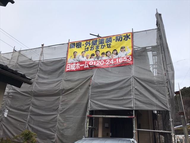 中津川市で屋根外壁塗装の塗り替え工事、本日は汚れを落とすバイオ洗浄です。