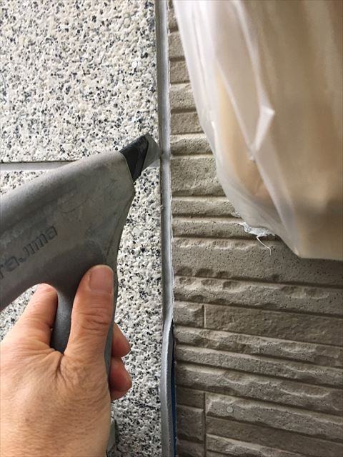 土岐市駄知町で屋根外壁塗装、今日は目地の打ち替えです