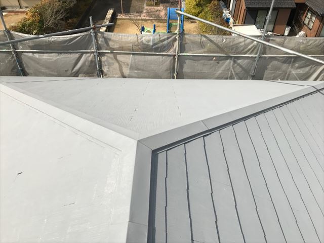 恵那市で屋根塗装の中塗りを断熱塗料ガイナで塗り替えました