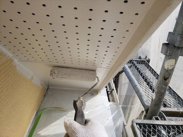 恵那市で外壁塗装です。軒天井を専用の塗料にて塗っています。