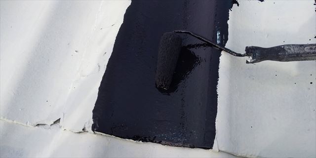 屋根の中塗り塗装です。
