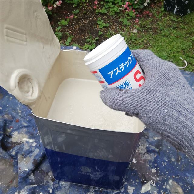 多治見市平野町で上塗り塗料缶に防カビ剤投入して仕上げ塗装を行いました