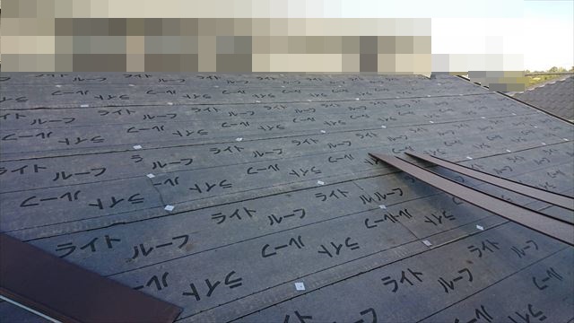 恵那市で屋根葺き替え工事　防水シート貼り