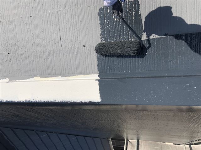 多治見市脇之島町でスーパー遮熱フッ素塗料で屋根の中塗り塗装です