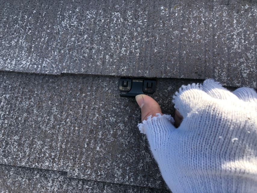 多治見市でスレート屋根にタスペーサー入れ、雨漏りを防ぎます。