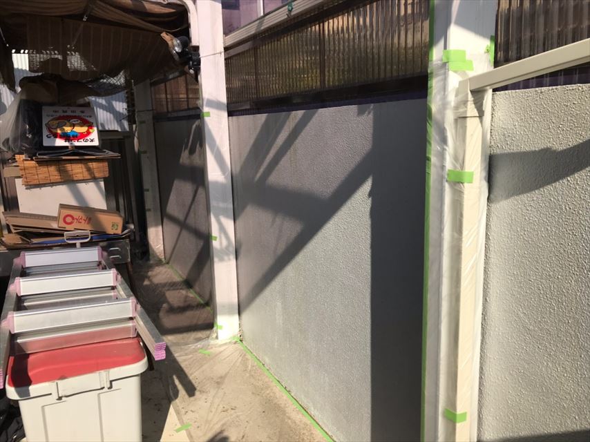 多治見市で塀のヒビにコーキング材を打ち、下塗りをしました。