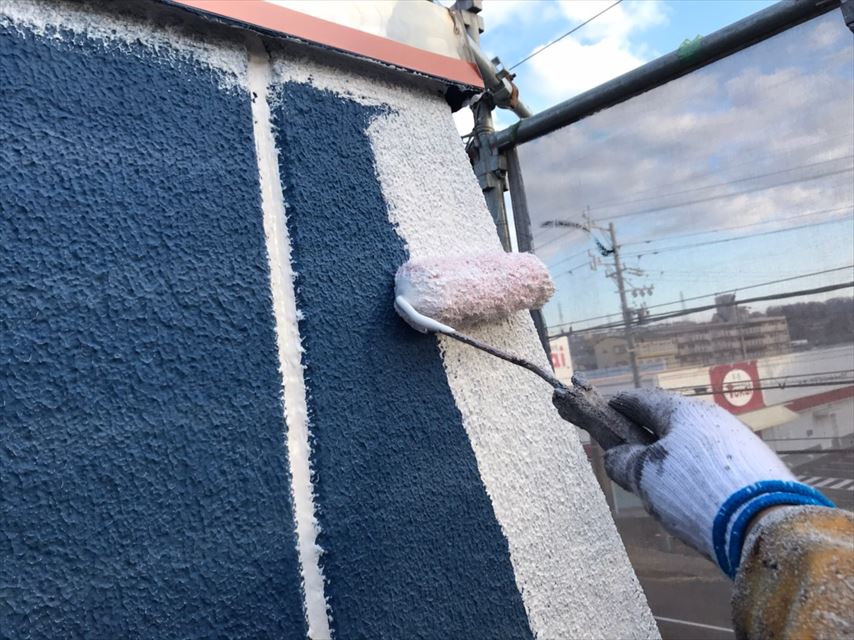 多治見市若松町で外壁の塗り替え中です。下塗りをしました。