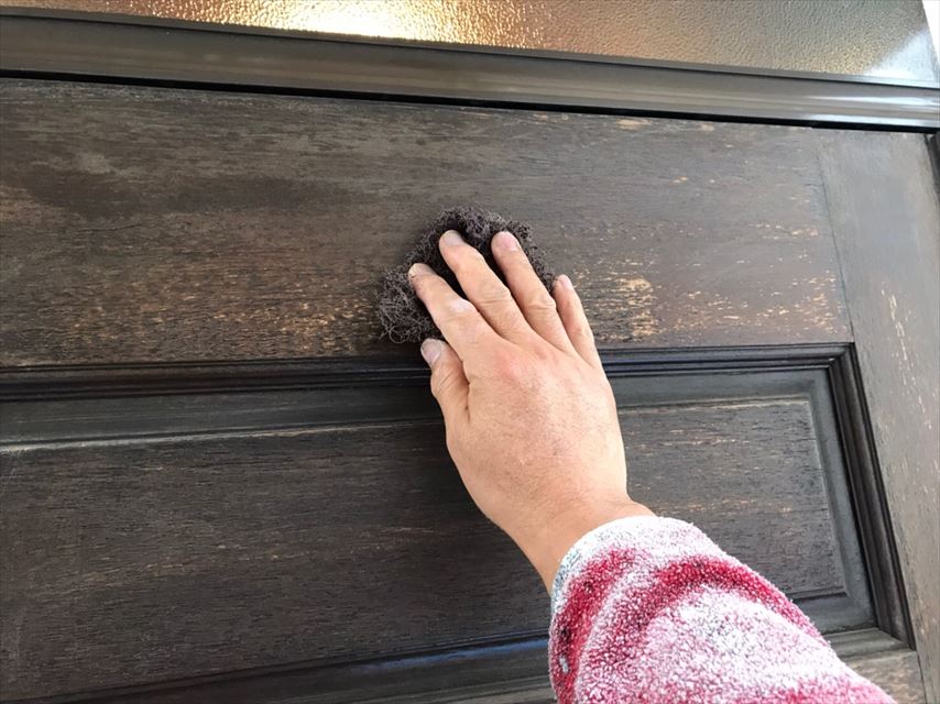多治見市若松町で木でできている玄関ドアを塗り替えました。