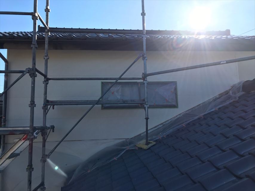 中津川市で窓や屋根に養生をし、外壁の塗り替えを行っています。