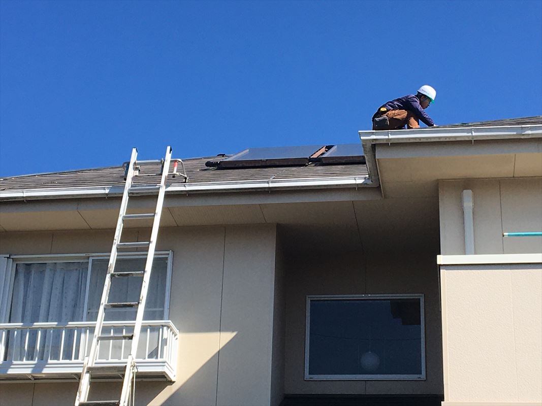 多治見市　屋根の塗り替え　ソーラーが乗っている屋根の塗装　屋根の点検