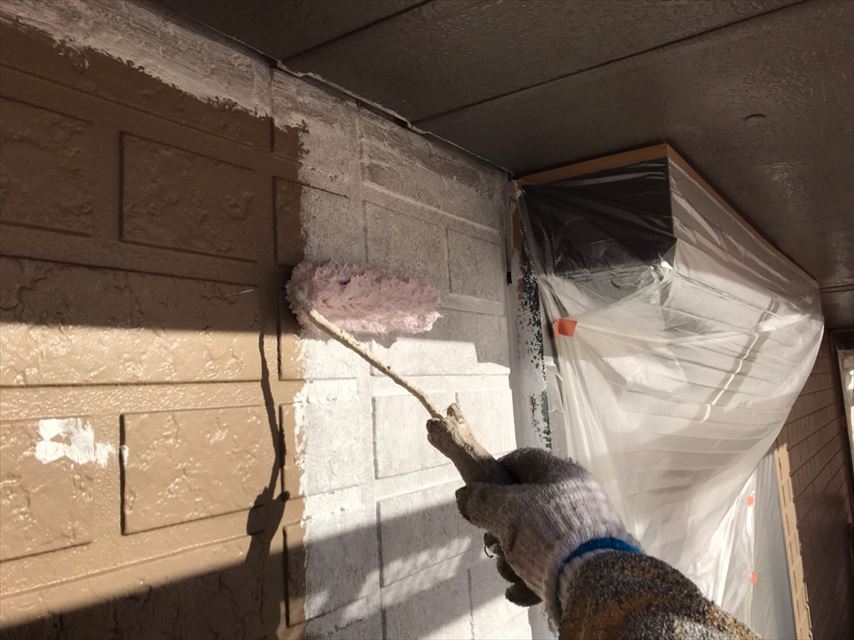 多治見市幸町で外壁と屋根の下塗りを行っていきました。
