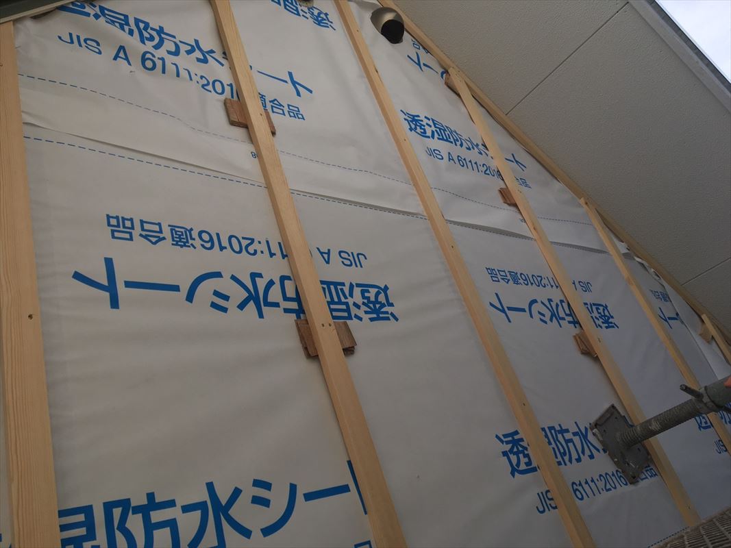 春日井市で外壁と屋根の塗り替えです！木部には板金加工していきます。