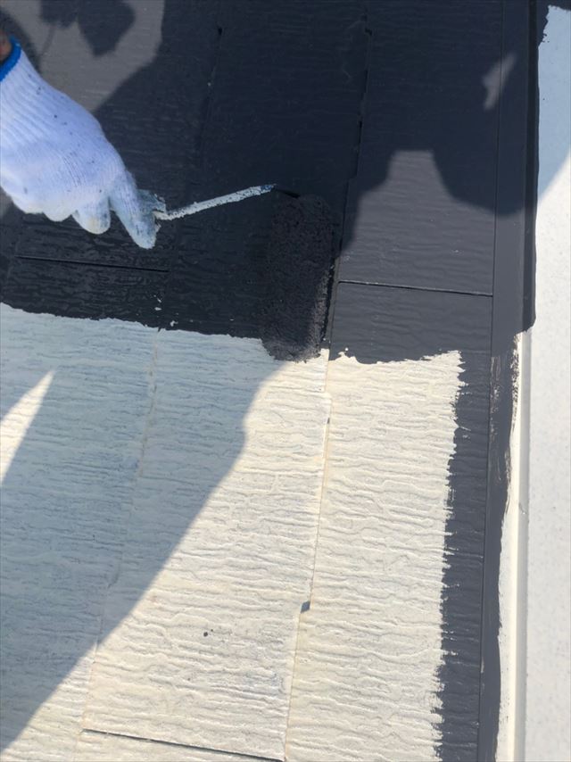 土岐市下石陶史台で、遮熱効果のある最高級の塗料で屋根の中塗り塗装です