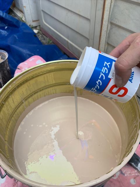 上塗り塗料缶に防カビ剤を投入