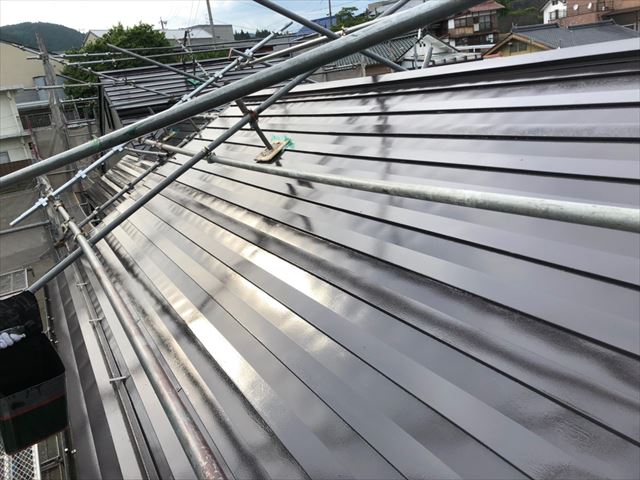 中津川市坂下町で、横暖ガルテクトの屋根の中塗り塗装です。