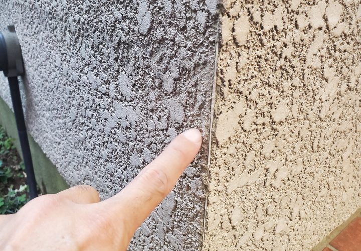千葉市稲毛区園生町にてモルタル外壁の点検、コーナーに剥がれが見られます
