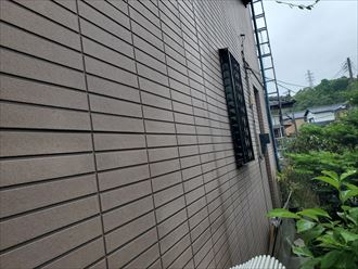 千葉市中央区にて築20年のサイディング外壁を調査、目地のシーリングに劣化が見られました