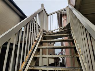 市川市新田にてアパート外階段の塗装工事を実施